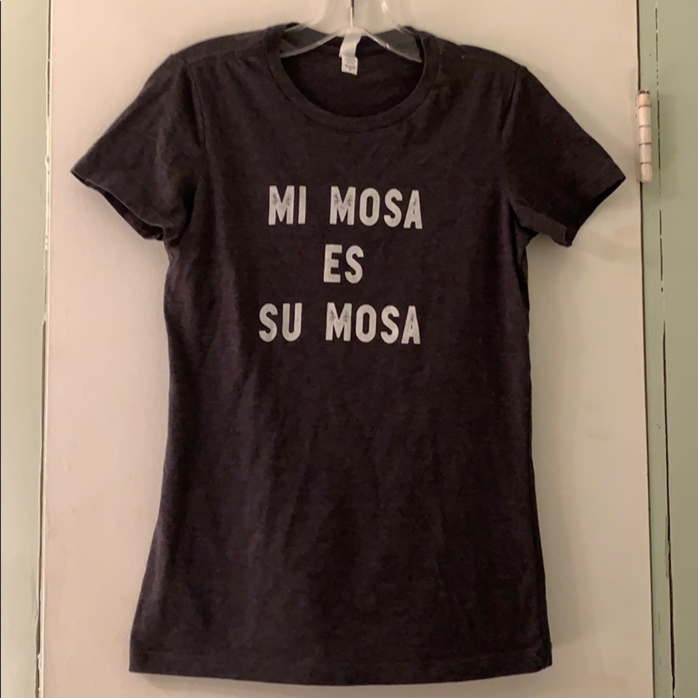🌷 Bella Fitted Tee “Mi Mosa es Su Mosa”